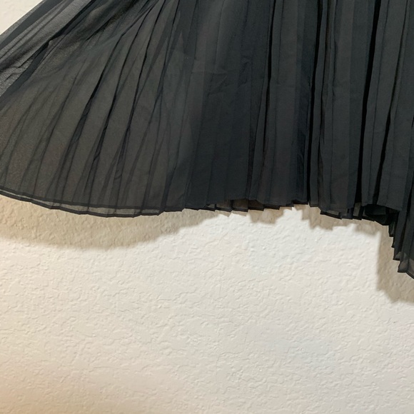 Abercrombie and Fitch Flowy Pleaded Tank Top - Picture 6 of 6